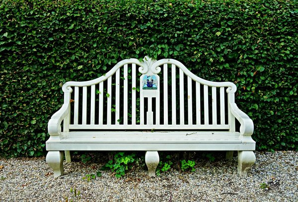 Quel type de traitement choisir pour protéger des meubles de jardin en bois contre les rayons UV?