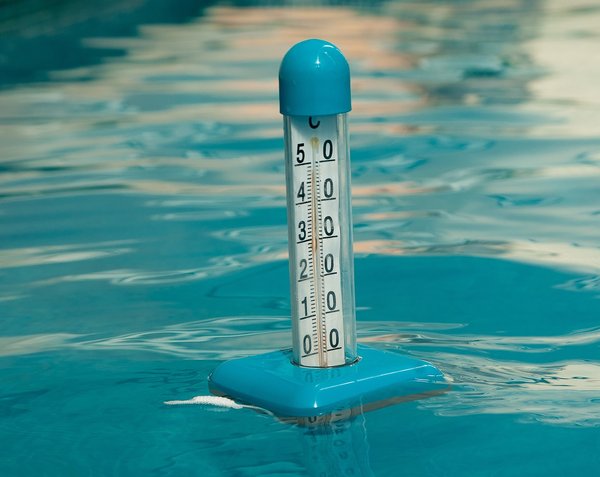 Quels sont les avantages des pompes à chaleur réversibles pour maintenir une température idéale de piscine en toute saison ?